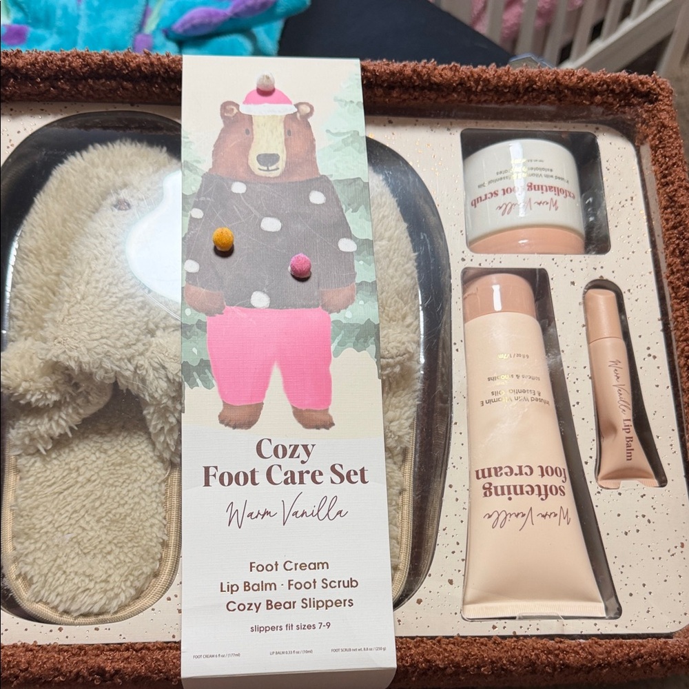 Warm Vanilla Foot Care Set with Bear Slippers